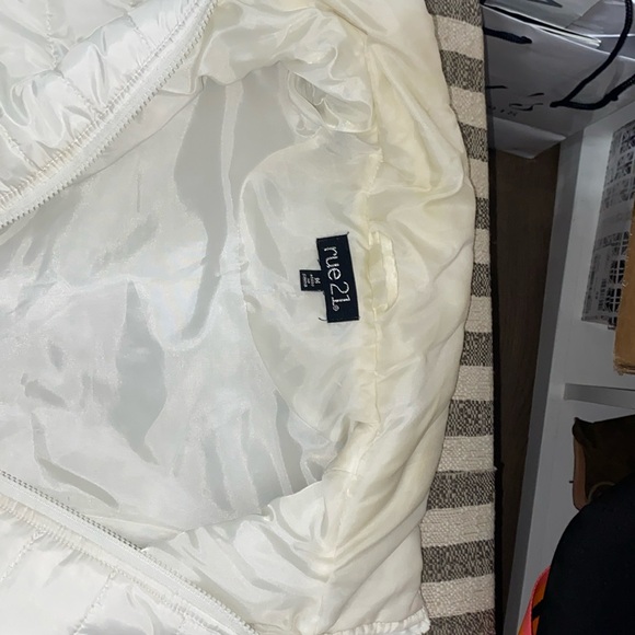 White puffer vest - Picture 5 of 6